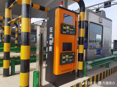 青島膠東機場收費站啟用智能“收費機器人”，引領省內交通收費新變革