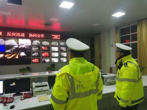 渭南高速交警迎戰(zhàn)冰雪 溫暖群眾返程路